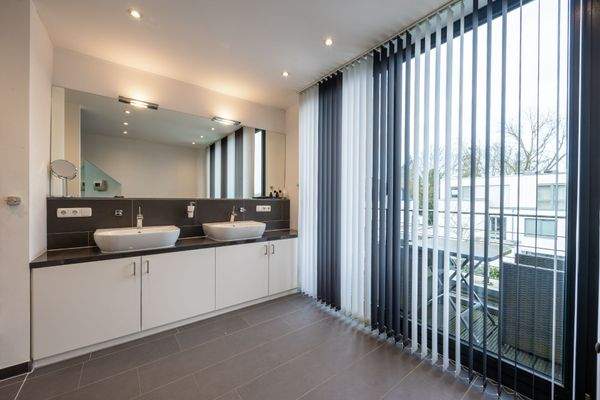 Tageslichtbadezimmer (DG)