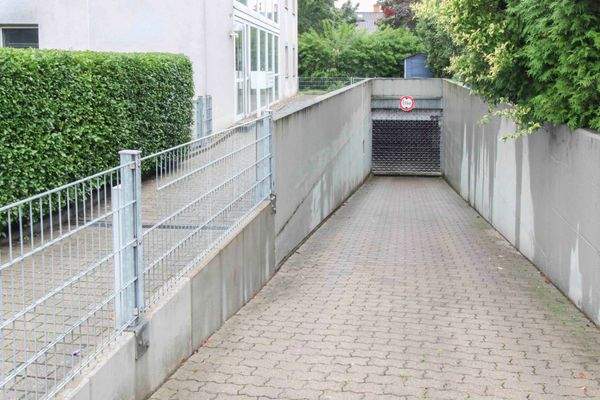 Zufahrt Garage
