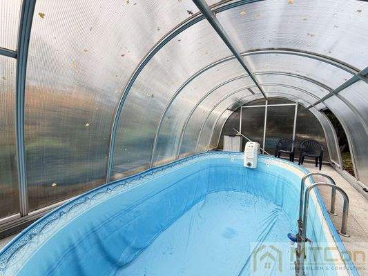 Pool mit Überdachung