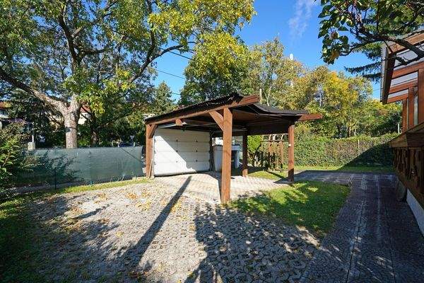 Carport und Garten