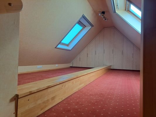 Spitzboden mit Einbauschrank