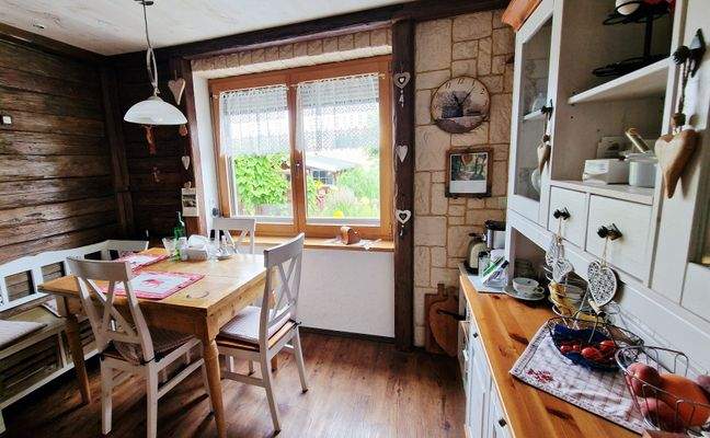 Gemütliche Essecke mit Blick in den Garten