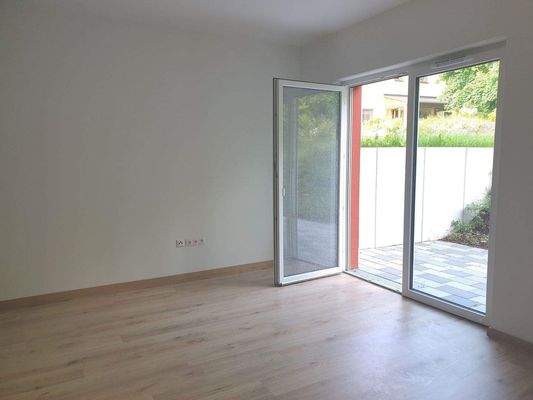 Wohnzimmer mit Zugang Terrasse