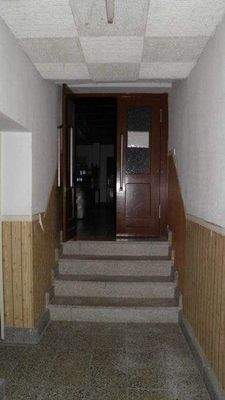 Flurtreppe zum höheren Gebäudeteil