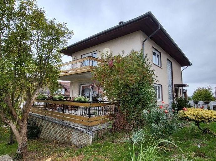 Großes Haus mit Garten, Terrasse, Balkon, Garage und Stellplatz