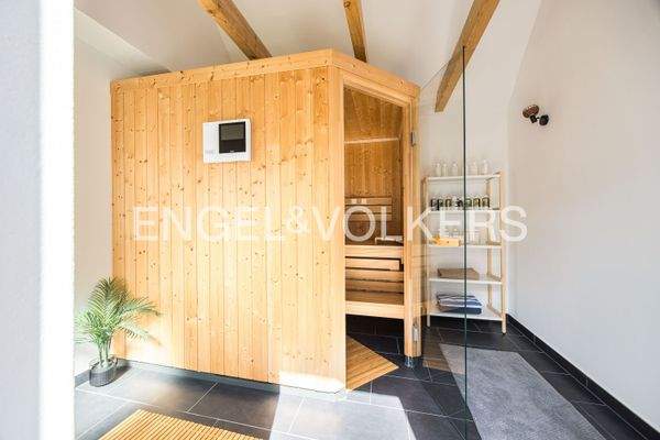 Wohlfühl-Sauna im separaten Saunahaus – ein Ort für Entspannung in stilvoller Umgebung
