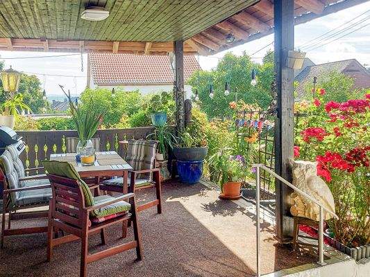 Große Terrasse mit Blick in den Garten