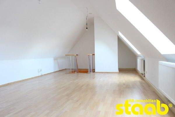 großes Dachstudiozimmer!