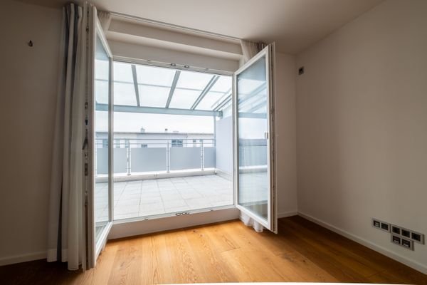 Zugang vom Wohnzimmer zur Dachterrasse