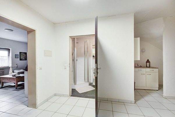 Blick zur Wohnung und Dusche