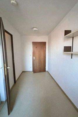 Eingangsbereich leer.jpg