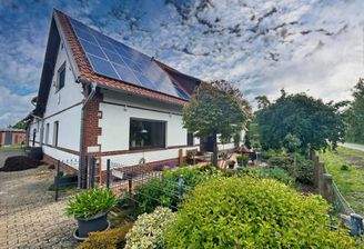 Ansicht Süden mit PV-Anlage