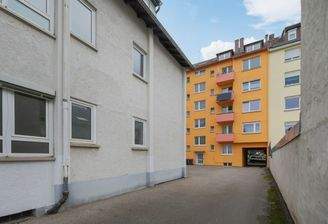 Ansicht Gewerbeeinheit und Mehrfamilienhaus und Gewerbegebäude