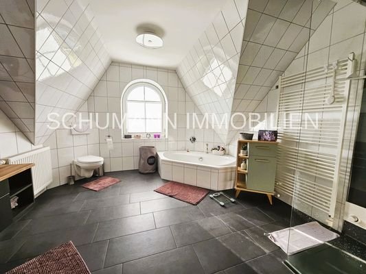OG_Großes Badezimmer 