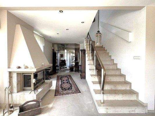 EG: Treppenhaus und Wohnbereich mit Kamin