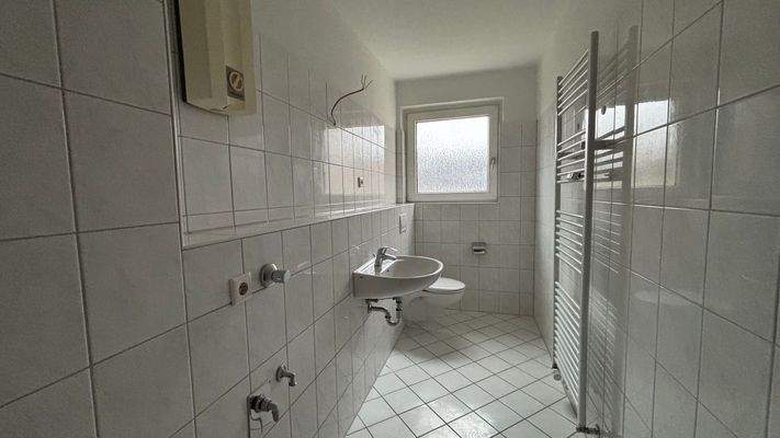 Modernes, helles Badezimmer