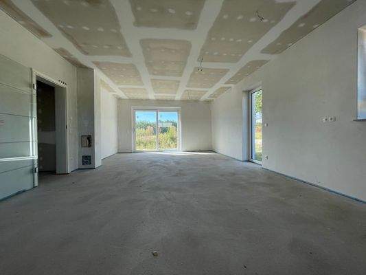 großzügiger, lichtdurchfluteter Wohn-/ Essbereich