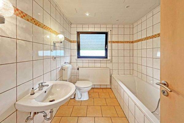 Tageslichtbad mit Wanne