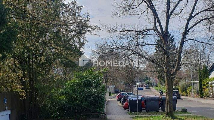 _Angenehme Wohnstraße mti Bungalows & Villen und viel Grün - 20260310_133046