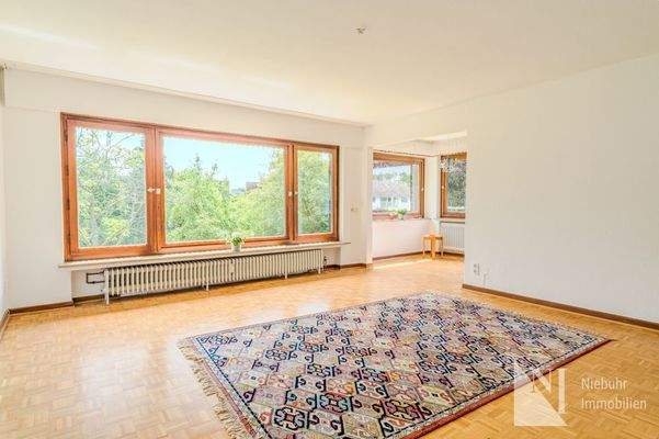 Lichtdurchflutetes Wohnzimmer im Dachgeschoss 