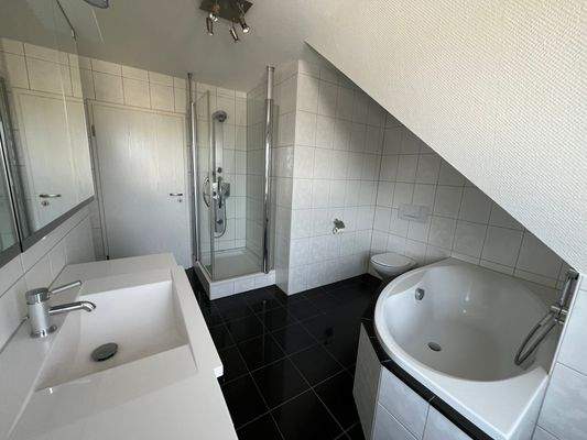 Haus-Linden-Leihgestern-Badezimmer DG.JPG