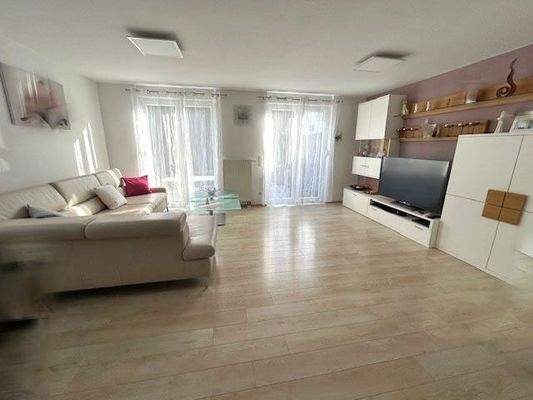 Wohn-Essbereich mit Zugang zur Sonnenterrasse