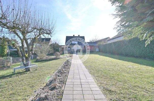 Die Rückansicht mit Gartenpanorama