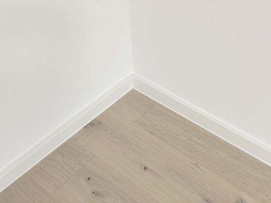 Elegante weiße Fußleisten am Parkett