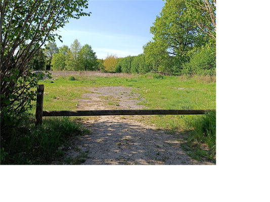 Grundstück mit Zaun 