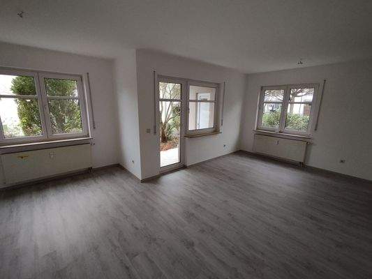 Leeres Wohnzimmer mit Fenstern