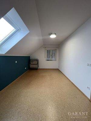 Schlafzimmer mit begehbarer Kleider...