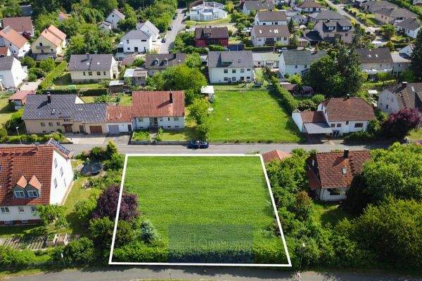 Grüner Mittelpunkt im Vorort komplett