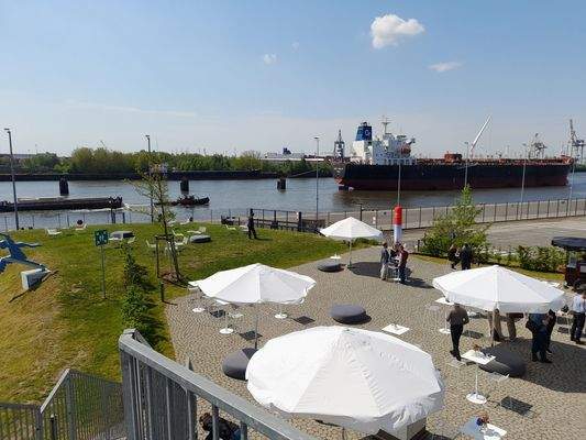 Terasse mit Dampfer.jpg