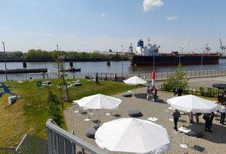 Terasse mit Dampfer.jpg