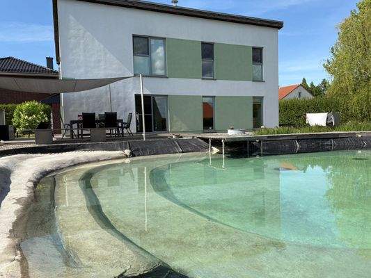 Außen mit Teich.JPG