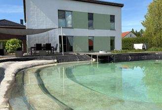 Außen mit Teich.JPG