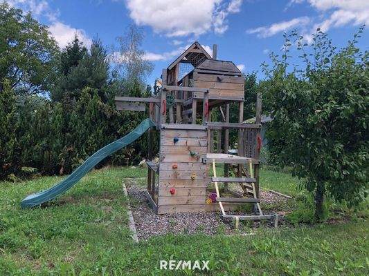 Spielturm im Garten