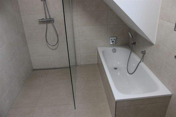 DG-Bad Dusche-Badewanne