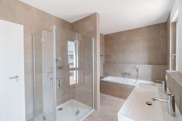 05_großes Tageslichtbad_Whg28_ZGS.jpg