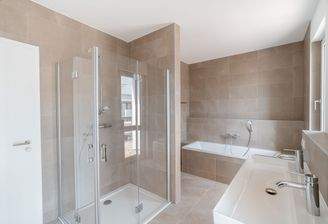 05_großes Tageslichtbad_Whg28_ZGS.jpg