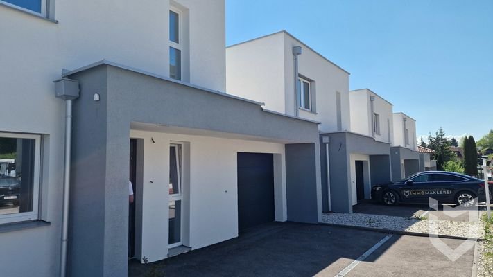 Eingang/Garage/Parkplätze