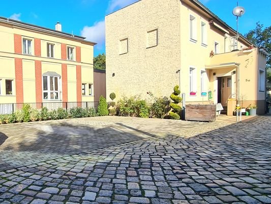 mit Parkplatz