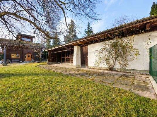 Garten mit Holzschuppen