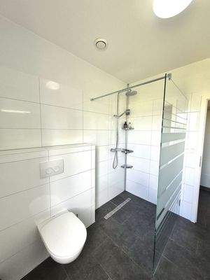 Bad 2 mit bodentiefer Dusche