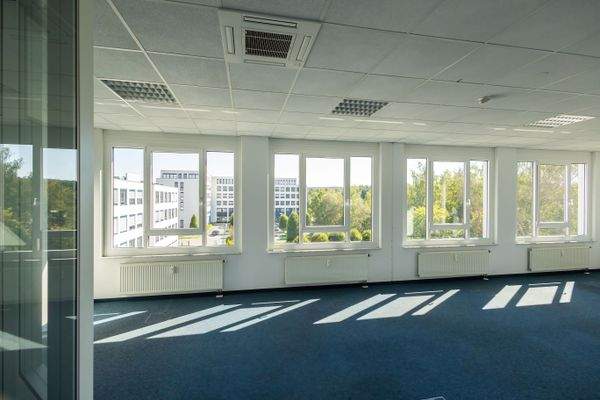 Großraum 3. OG links mit Telefonzelle