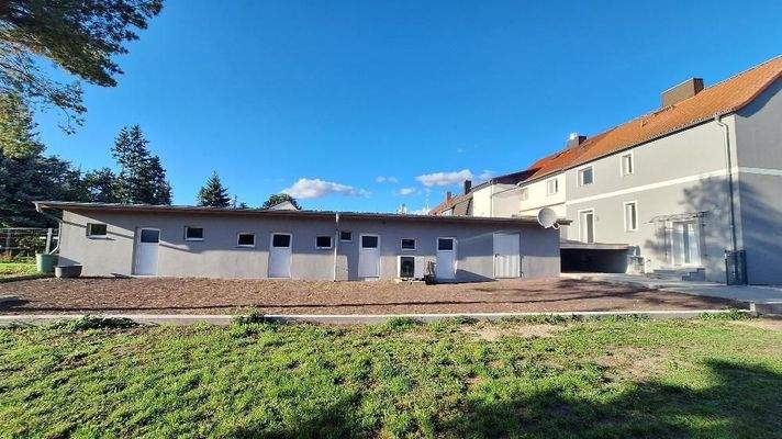 Hausansicht und Nebengelass