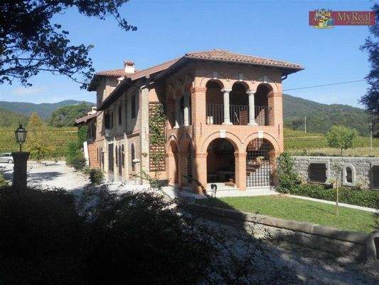 Nebengebäude von der Einfahrt gesehen