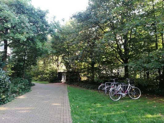 Grünanlage vor Hauseingang