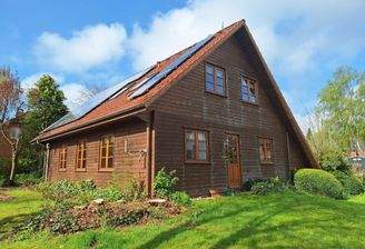 Holzblockhaus mit Einliegerwohnung