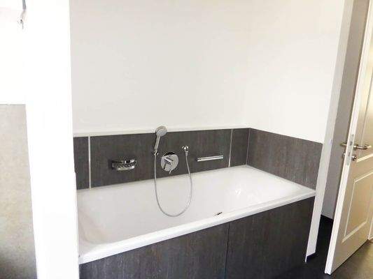 Tageslichtbad mit Badewanne ...